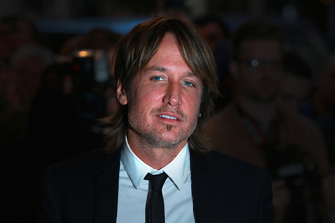 Keith Urban Helps Eulogize His Father During Funeral In...