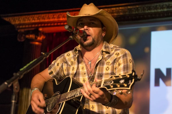 Jason Aldean Plays Intimate Acoustic New York City Show - Taste of Country