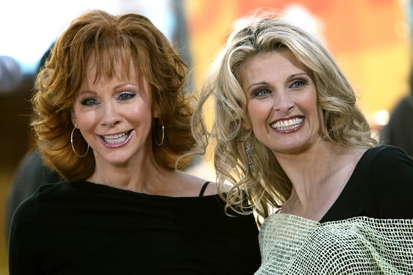 reba mcentire linda davis reba mcentire linda davis duet on does he love you live reba mcentire linda davis reba mcentire linda davis duet on does he love you live