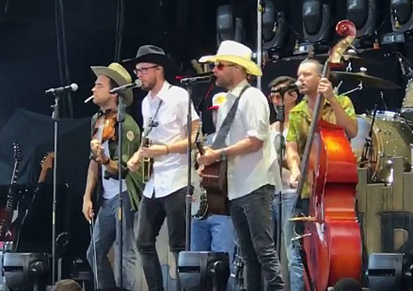 Dierks Bentley Disguises Himself in Bluegrass Band to Open His Own Show [Watch]