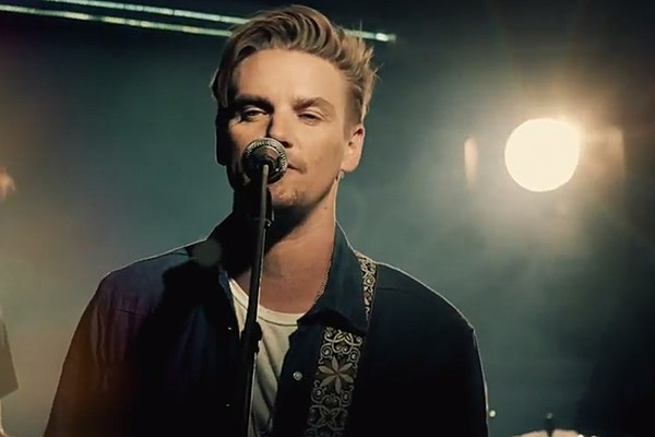 Riley Smith Taps Multiple Talents for Sexy 'I'm on Fire' Video [Exclusive Premiere]