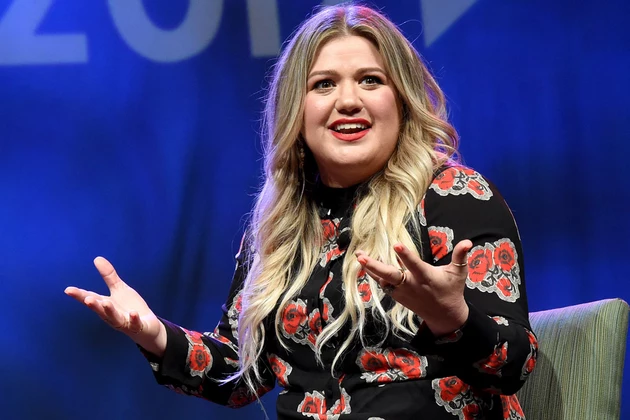 Kelly-Clarkson-National-Anthem-Protest