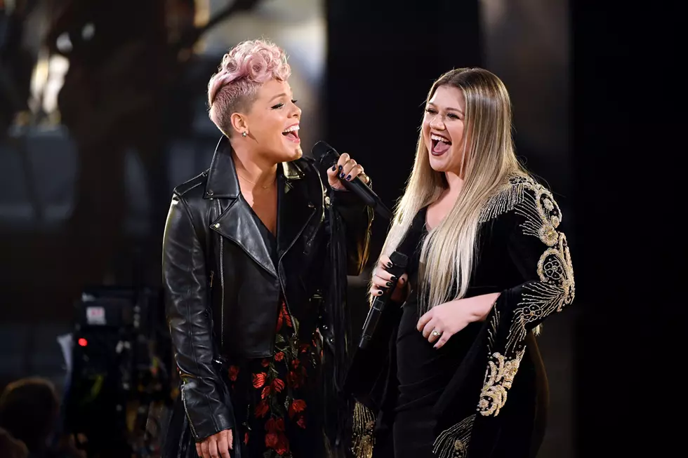 Kelly Clarkson, Pink Rise Above Difficult 2017 in Soaring AMAs Duet