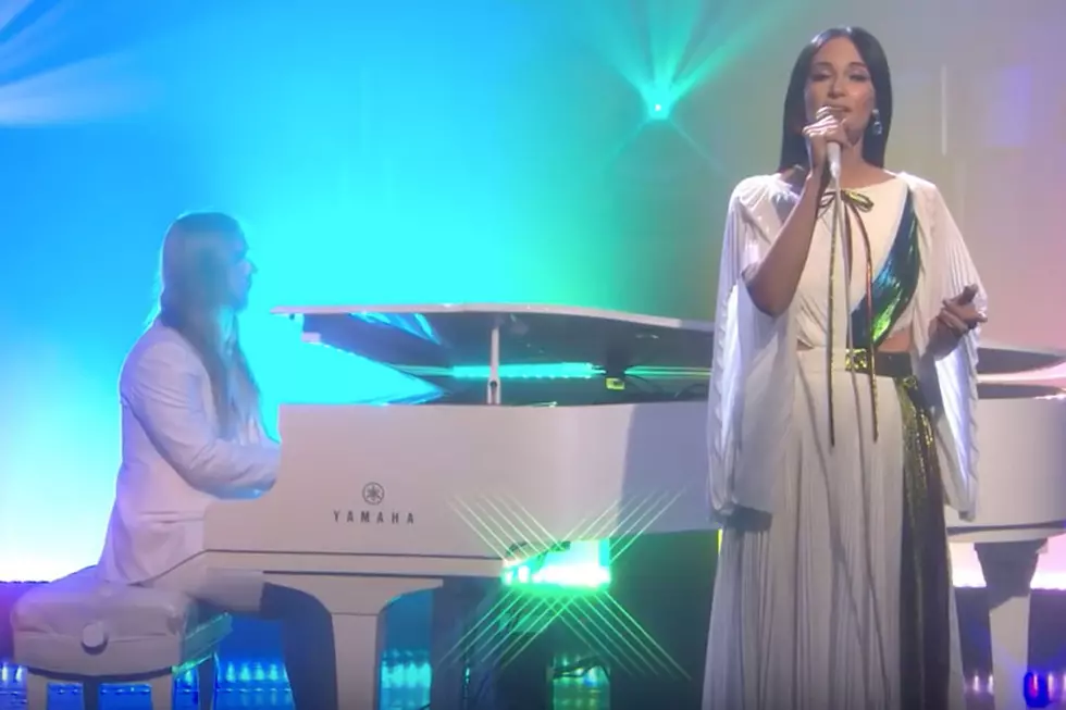 Kacey Musgraves Defines Elegance With ‘Rainbow’ on ‘Seth Meyers’ [Watch]