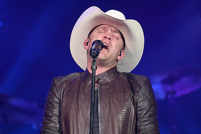 Justin Moore Announces New 'Straight Outta the Country' Album