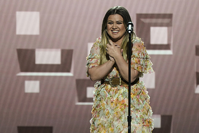 Kelly Clarkson Stuns Garth Brooks With 'The Dance' at Kennedy Center Honors