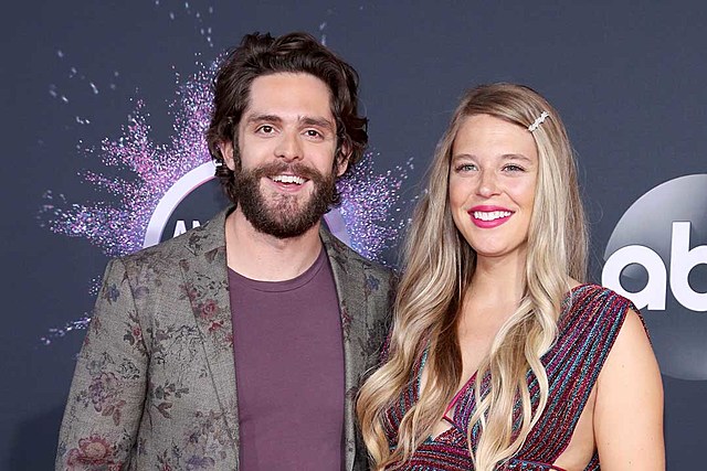 Thomas Rhett's Wife, Lauren, Shares Hilarious Family Selfie From Their Beach Vacation [Pictures]