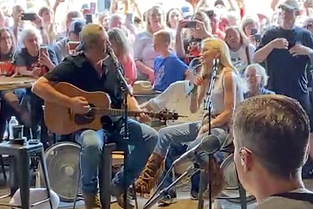 Blake Shelton and Gwen Stefani Pop Up for (Free!) Hometown Concert [Watch]